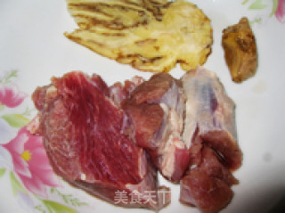 当归炖羊肉的做法步骤：1