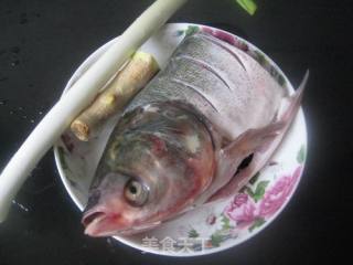 清蒸白鱼头的做法步骤：1