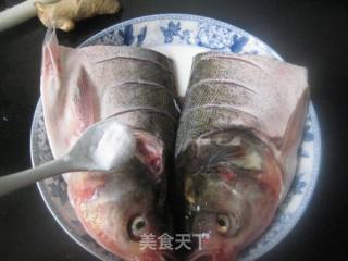 清蒸白鱼头的做法步骤：2