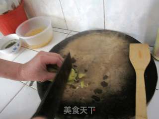 酸菜炒碎肉的做法步骤：1