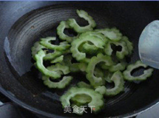 凉瓜滑蛋的做法步骤：2