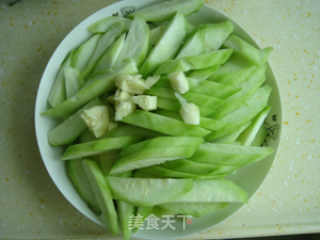 蒜茸炒丝瓜的做法步骤：1