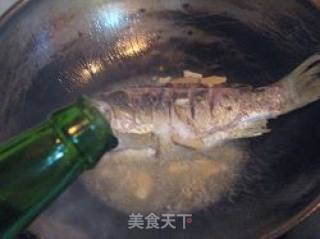 胡萝卜焖鲫鱼的做法步骤：3