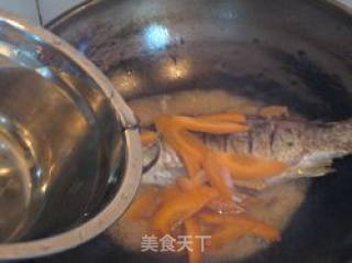 胡萝卜焖鲫鱼的做法步骤：5