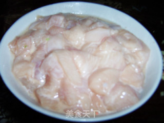 清炒杏仁鸡丁的做法步骤：1