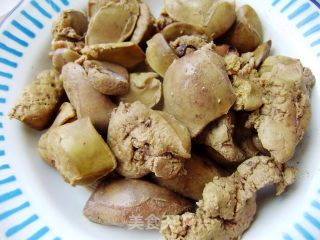 核桃炒鸡肝的做法步骤：1