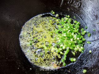 核桃炒鸡肝的做法步骤：6