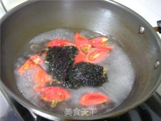 【粤菜】蕃茄紫菜蛋汤的做法步骤：2