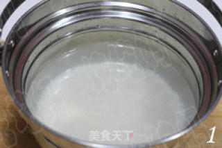 传统广式煲粥中最常见的一道 皮蛋瘦肉粥的做法步骤：1