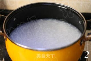 传统广式煲粥中最常见的一道 皮蛋瘦肉粥的做法步骤：2