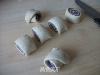 紫米面花卷的做法步骤：4