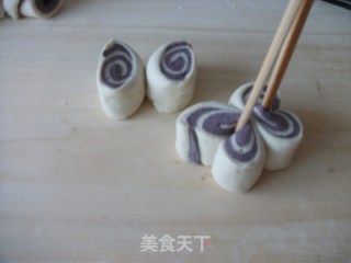 紫米面花卷的做法步骤：6