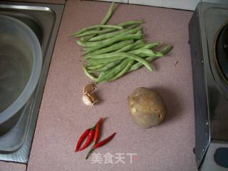 土豆烧四季豆的做法步骤：1
