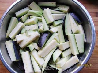 避风塘茄子的做法步骤：2