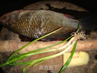 鲫鱼煮山药的做法步骤：1