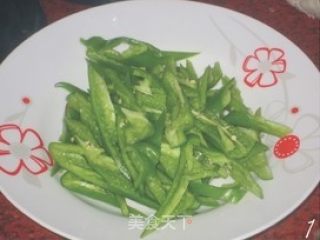 尖椒炒豆皮丝的做法步骤：1