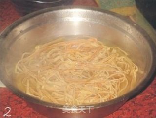 尖椒炒豆皮丝的做法步骤：2