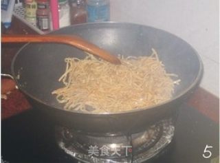尖椒炒豆皮丝的做法步骤：5