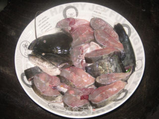 【粤菜】豆豉蒸鲶鱼的做法步骤：2