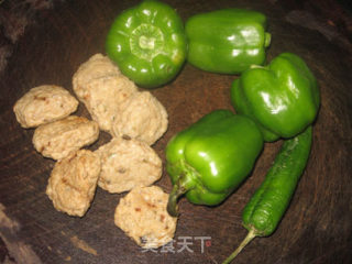 【粤菜】青椒鱼饼的做法步骤：1