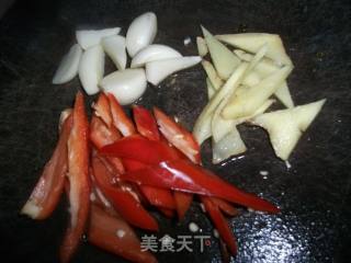 客家酸菜炒大肠的做法步骤：1