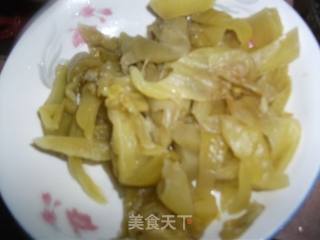 客家酸菜炒大肠的做法步骤：2