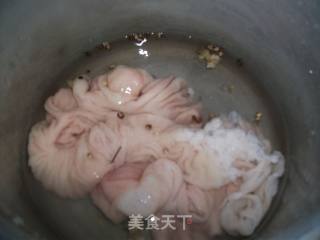 客家酸菜炒大肠的做法步骤：4