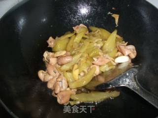 客家酸菜炒大肠的做法步骤：8