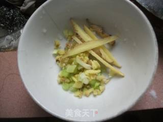 鱼肠煎蛋盖饭的做法步骤：1
