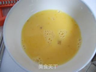 鱼肠煎蛋盖饭的做法步骤：3