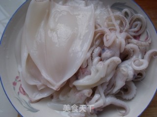 【粤菜】白灼鱿鱼的做法步骤：1