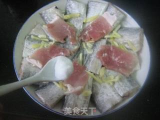 咸肉蒸带鱼的做法步骤：3