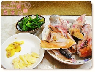 【八大菜系之粤菜】惹味姜葱煎焗三文鱼头的做法步骤：1