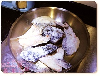 【八大菜系之粤菜】惹味姜葱煎焗三文鱼头的做法步骤：4