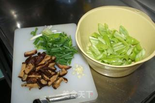 【粤菜】-- 香菇青椒炒肉片的做法步骤：1
