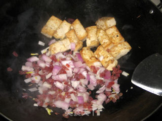 【粤菜】腊肉粒炒豆腐的做法步骤：4
