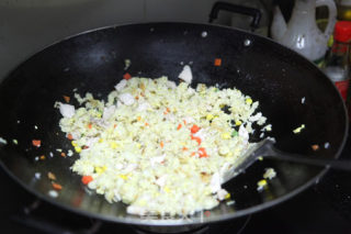 【粤菜】菠萝鸡炒饭的做法步骤：9
