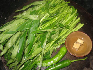 【粤菜】椒丝腐乳炒通菜的做法步骤：1
