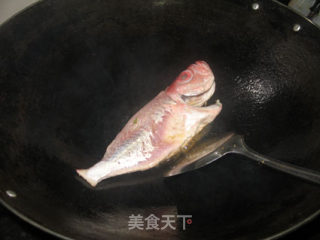 【粤菜】红烧大眼鸡鱼的做法步骤：2