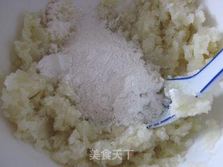 美味夹心土豆饼的做法步骤：4