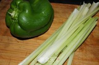 芹菜炒栗子的做法步骤：1