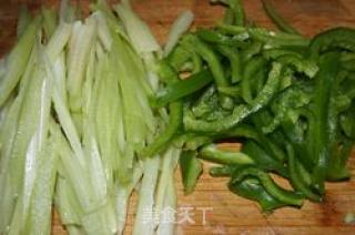 芹菜炒栗子的做法步骤：3