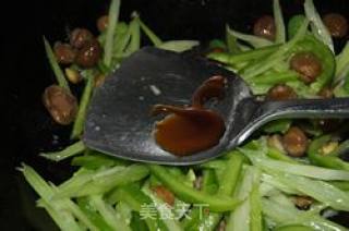芹菜炒栗子的做法步骤：10