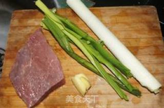 葱爆牛肉的做法步骤：1