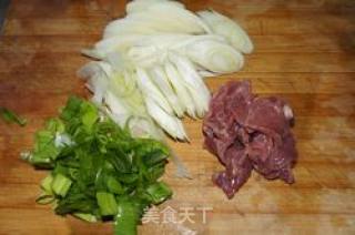 葱爆牛肉的做法步骤：2