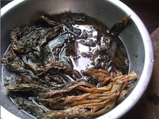 【粤菜】白菜干花生汤的做法步骤：2