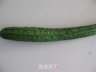 丝瓜炒茶树菇的做法步骤：1