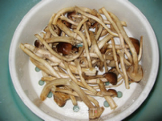丝瓜炒茶树菇的做法步骤：2