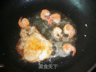 【闽菜】：鲜虾多彩蛋面的做法步骤：2