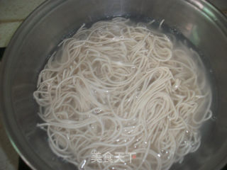 【闽菜】：鲜虾多彩蛋面的做法步骤：3